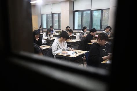 S. Korean students file lawsuit after Suneung exam ends 1 .